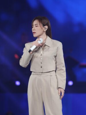 Jess Lee Instagram - 感謝 @astromalaysia  讓我有機會
以評審的身分參與《新秀，崛起吧！》總決賽！
也在現場帶來了自己的作品！！
.
看著好多很愛唱歌的新秀們努力追著自己的夢想，做著自己最愛的事，心裡很感動！
一起在音樂的道路上加油吧！