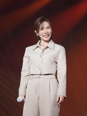 Jess Lee Instagram - 感謝 @astromalaysia  讓我有機會
以評審的身分參與《新秀，崛起吧！》總決賽！
也在現場帶來了自己的作品！！
.
看著好多很愛唱歌的新秀們努力追著自己的夢想，做著自己最愛的事，心裡很感動！
一起在音樂的道路上加油吧！