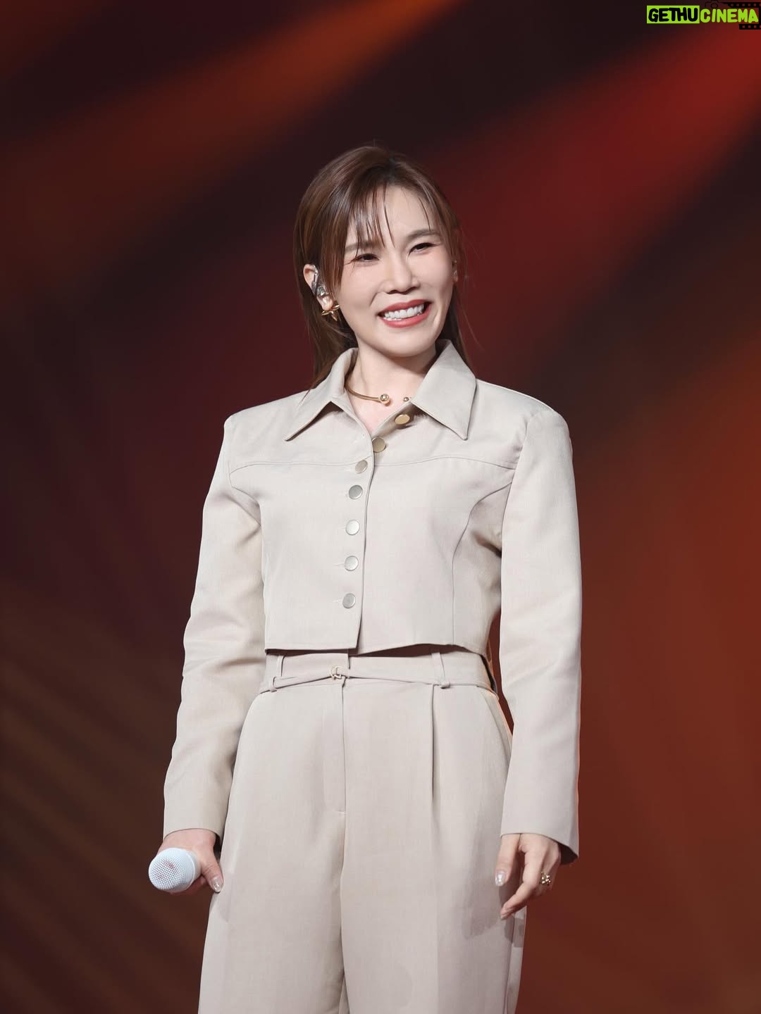 Jess Lee - 6.7K Likes - 感謝 @astromalaysia  讓我有機會
以評審的身分參與《新秀，崛起吧！》總決賽！
也在現場帶來了自己的作品！！
.
看著好多很愛唱歌的新秀們努力追著自己的夢想，做著自己最愛的事，心裡很感動！
一起在音樂的道路上加油吧！