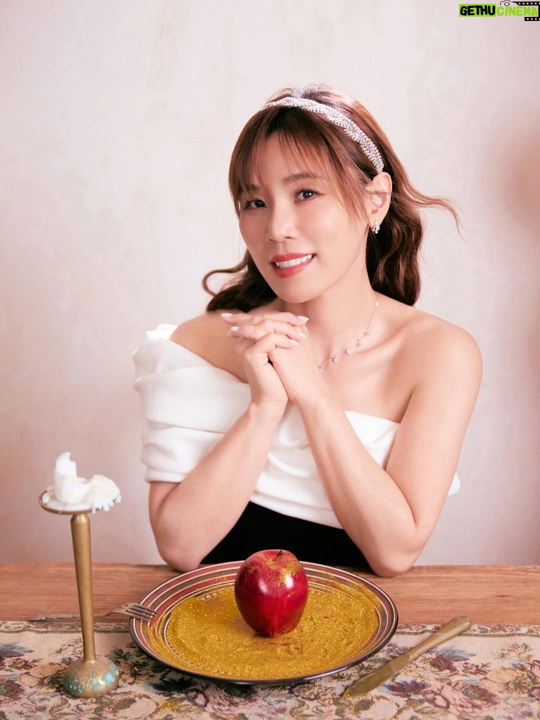 Jess Lee - 4.6K Likes - 是的 黑白出現again⋯😜
但有新的髮型！🙃🙃
.
#聲生不息華流季