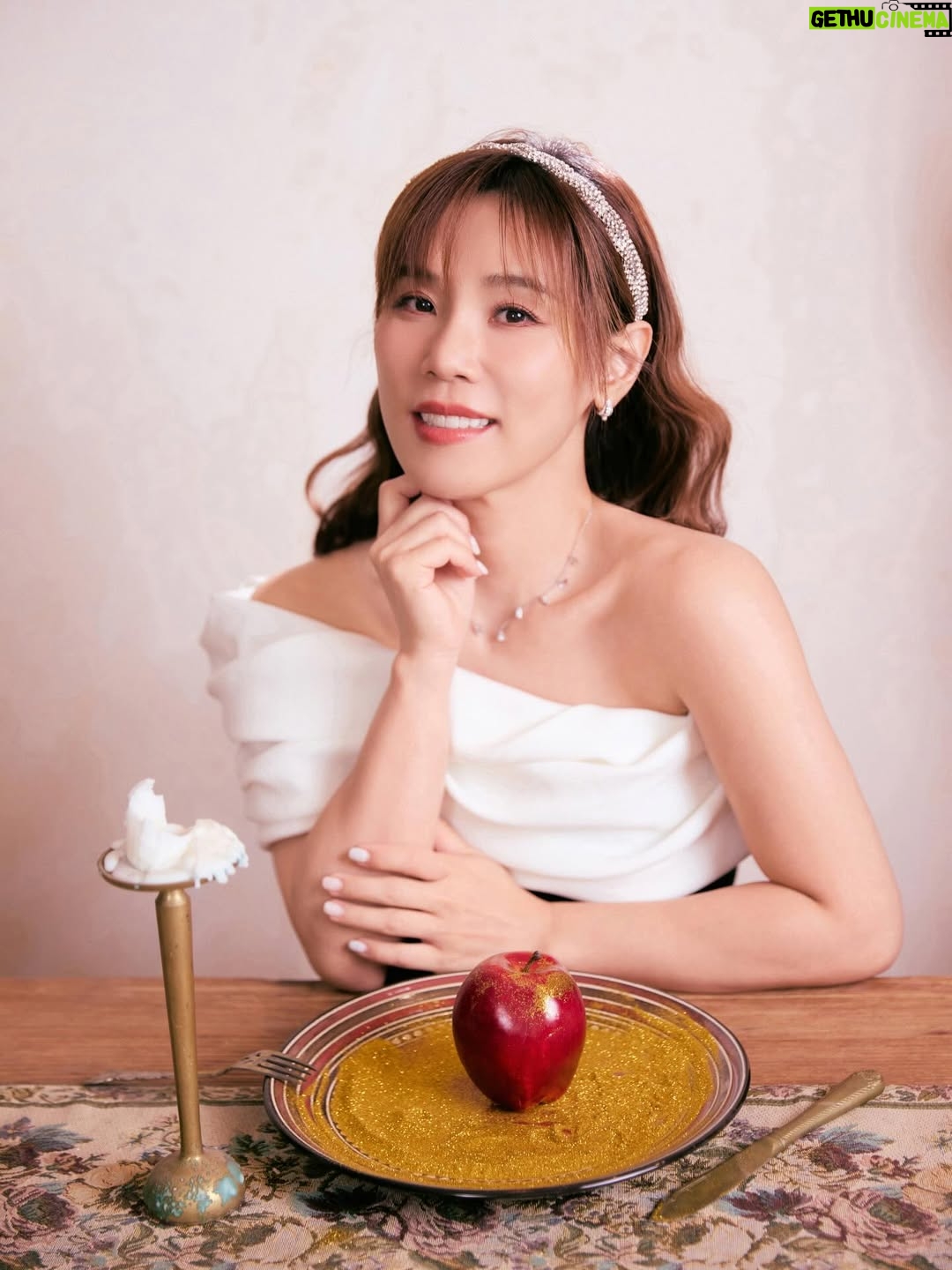 Jess Lee - 4.6K Likes - 是的 黑白出現again⋯😜
但有新的髮型！🙃🙃
.
#聲生不息華流季