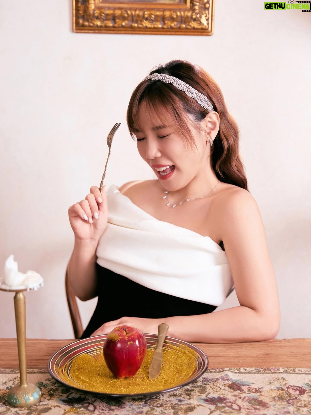 Jess Lee - 4.6K Likes - 是的 黑白出現again⋯😜
但有新的髮型！🙃🙃
.
#聲生不息華流季