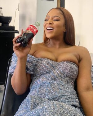 Jessica Nkosi Instagram - A @cocacolaza for every moment ❤️
Frame 1. A @cocacolaza with a lovely meal made by my sister
Frame 2. A perfect Sunday meal
Frame 3. A @cocacolaza on set
Frame 4. A meal and a @cocacolaza on set with Volvo
Frame 5. Take flights with @cocacolaza
#MagicWeekends