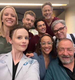 Jessy Schram Instagram - In honor of tonight’s fall finale (don’t worry, we’ll be back in a few weeks) here’s a throwback to our 200th episode happiness 🫶 #ChicagoMed #OneChicago