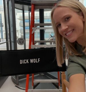 Jessy Schram Instagram - In honor of tonight’s fall finale (don’t worry, we’ll be back in a few weeks) here’s a throwback to our 200th episode happiness 🫶 #ChicagoMed #OneChicago