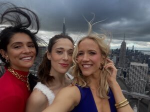 Jessy Schram Instagram - Brought a little wind to NYC 🌬️🍎 #onechicago
#chicagomed #chicagofire #chicagopd