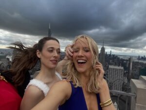 Jessy Schram Instagram - Brought a little wind to NYC 🌬️🍎 #onechicago
#chicagomed #chicagofire #chicagopd