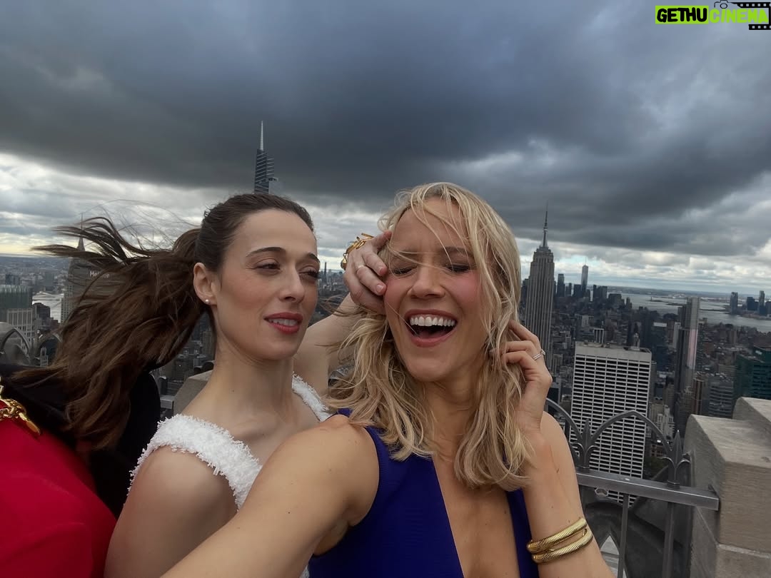 Jessy Schram - 8.8K Likes - Brought a little wind to NYC 🌬️🍎 #onechicago

#chicagomed #chicagofire #chicagopd
