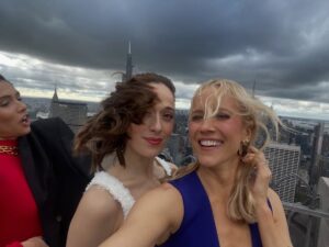 Jessy Schram Instagram - Brought a little wind to NYC 🌬️🍎 #onechicago
#chicagomed #chicagofire #chicagopd