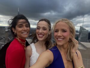 Jessy Schram Instagram - Brought a little wind to NYC 🌬️🍎 #onechicago
#chicagomed #chicagofire #chicagopd