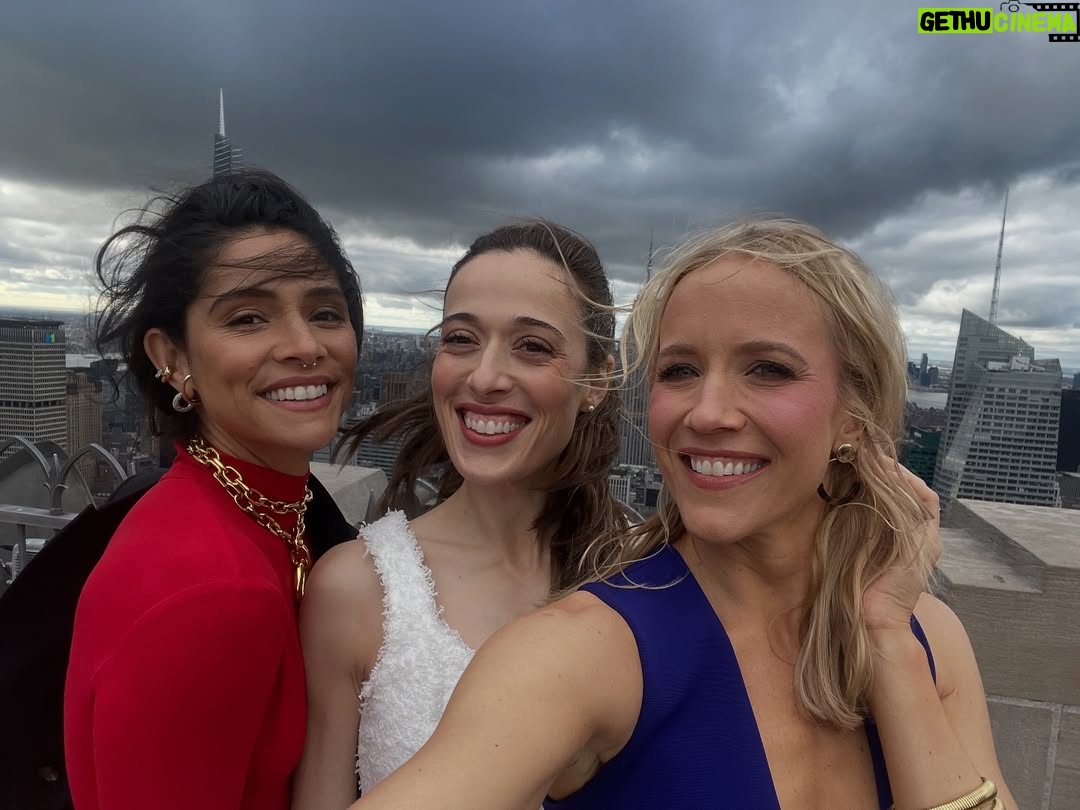 Jessy Schram - 8.8K Likes - Brought a little wind to NYC 🌬️🍎 #onechicago

#chicagomed #chicagofire #chicagopd