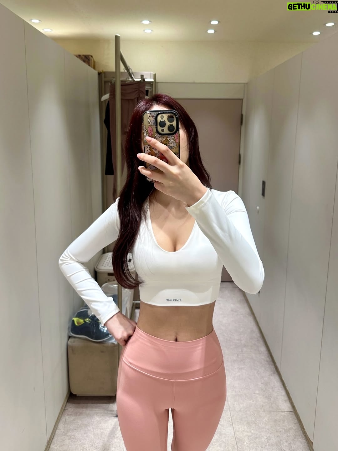 Ji Su-yeon - 2.4K Likes - 우산 챙겨요 🐰💓🐰