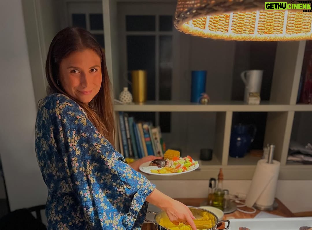 Jill Johnson - 8.6K Likes - Mitt hjärta och världens finaste tjej och dotter fyller år idag. Grattis vår solstråle på din dag, 21 år🎈 Time sure flies.😍🎈
