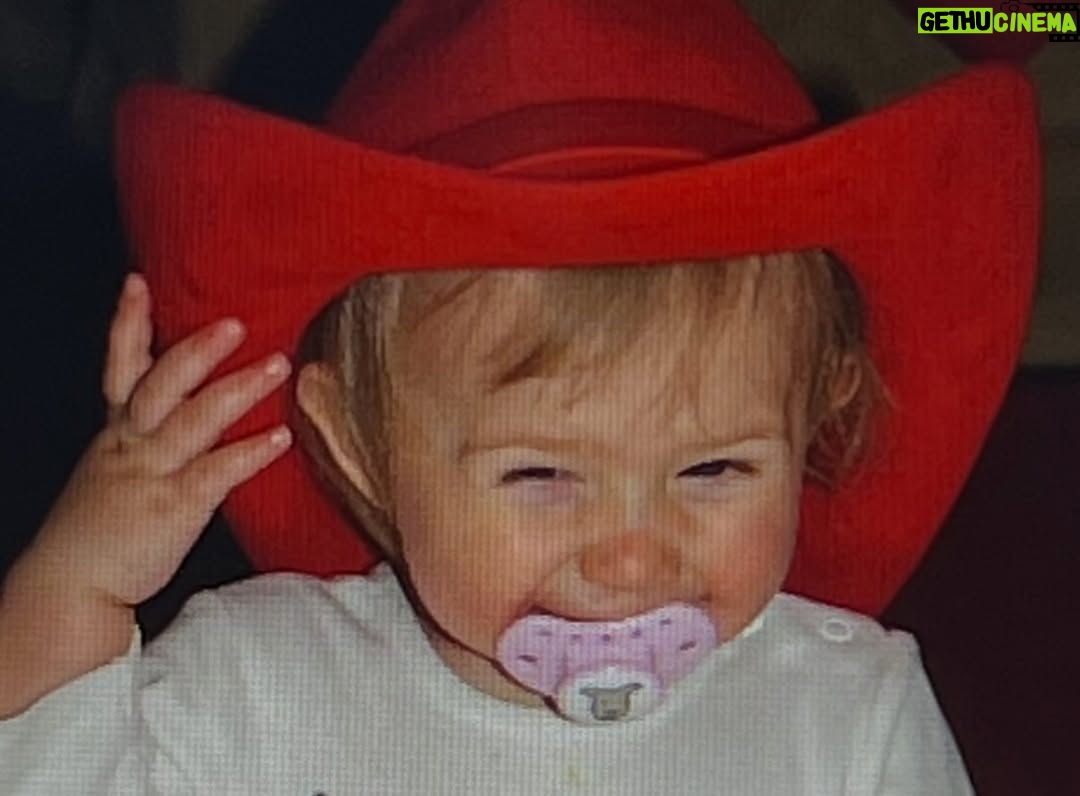 Jill Johnson - 8.6K Likes - Mitt hjärta och världens finaste tjej och dotter fyller år idag. Grattis vår solstråle på din dag, 21 år🎈 Time sure flies.😍🎈