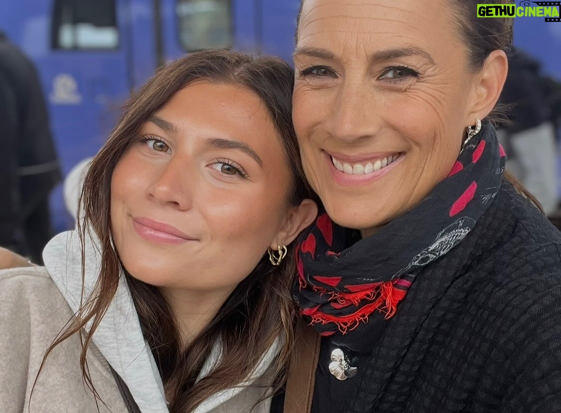 Jill Johnson - 8.6K Likes - Mitt hjärta och världens finaste tjej och dotter fyller år idag. Grattis vår solstråle på din dag, 21 år🎈 Time sure flies.😍🎈