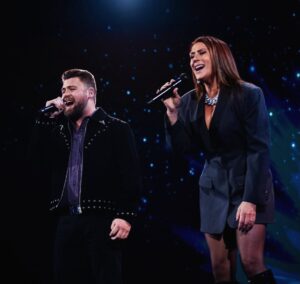 Jill Johnson Instagram - ”Det är resan och inte målet”, ett klassiskt, men så sant ordspråk. 

Att få ta del av en ung människas start i karriären kändes i hjärtat och själen igår på Idol.
Jonas, tack för förtroendet och för ditt mod, det där gjorde du så bra och jag är så glad idag över gårdagen.
Hoppas att våra vägar möts igen och jag önskar dig all lycka till framåt🤩❤️.

Och vad gäller er alla idoler, ni har tiden framför er och ni är alla så begåvade (🤩) och framför allt så fina personer. Så kul att få hänga med er igår, vilken kväll ni bjöd oss på, -toppklass! 

Idolteamet ni har omkring er är de bästa och i dem bor så mycket värme och yrkesstolthet♥️, och i den famnen finns ett unikt utrymme att utvecklas och testa nya saker. Passa på att prova på så mycket ni kan och fortsätt att utmana er själva. 

Ni berörde mig så mycket igår, med er talang och längtan om att få hålla på med musik och fick mig att minnas och känna min egen längtan när jag började. Alla kompromisser, all ängslan om att inte räcka till och kampen om att få sjunga Country som jag älskar mest av allt. Men allra mest alla oförglömliga musikaliska möten och människor jag har fått glädjen att jobba med.
Alltså, jag är så peppad för er! Ni har så mycket kul framför er🙏!

Vilken fin produktion, tack för att jag fick vara en del av den, om än för ett ögonblick.

Ta hand om er allihop🥰
