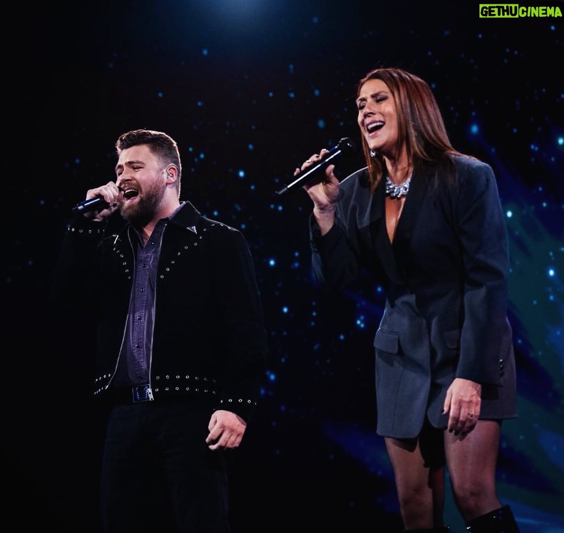 Jill Johnson - 9.3K Likes - ”Det är resan och inte målet”, ett klassiskt, men så sant ordspråk. 

Att få ta del av en ung människas start i karriären kändes i hjärtat och själen igår på Idol.
Jonas, tack för förtroendet och för ditt mod, det där gjorde du så bra och jag är så glad idag över gårdagen.
Hoppas att våra vägar möts igen och jag önskar dig all lycka till framåt🤩❤️.

Och vad gäller er alla idoler, ni har tiden framför er och ni är alla så begåvade (🤩) och framför allt så fina personer. Så kul att få hänga med er igår, vilken kväll ni bjöd oss på, -toppklass! 

Idolteamet ni har omkring er är de bästa och i dem bor så mycket värme och yrkesstolthet♥️, och i den famnen finns ett unikt utrymme att utvecklas och testa nya saker. Passa på att prova på så mycket ni kan och fortsätt att utmana er själva. 

Ni berörde mig så mycket igår, med er talang och längtan om att få hålla på med musik och fick mig att minnas och känna min egen längtan när jag började. Alla kompromisser, all ängslan om att inte räcka till och kampen om att få sjunga Country som jag älskar mest av allt. Men allra mest alla oförglömliga musikaliska möten och människor jag har fått glädjen att jobba med.
Alltså, jag är så peppad för er! Ni har så mycket kul framför er🙏!

Vilken fin produktion, tack för att jag fick vara en del av den, om än för ett ögonblick.

Ta hand om er allihop🥰