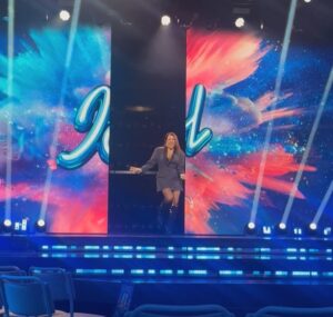 Jill Johnson Instagram - ”Det är resan och inte målet”, ett klassiskt, men så sant ordspråk. 

Att få ta del av en ung människas start i karriären kändes i hjärtat och själen igår på Idol.
Jonas, tack för förtroendet och för ditt mod, det där gjorde du så bra och jag är så glad idag över gårdagen.
Hoppas att våra vägar möts igen och jag önskar dig all lycka till framåt🤩❤️.

Och vad gäller er alla idoler, ni har tiden framför er och ni är alla så begåvade (🤩) och framför allt så fina personer. Så kul att få hänga med er igår, vilken kväll ni bjöd oss på, -toppklass! 

Idolteamet ni har omkring er är de bästa och i dem bor så mycket värme och yrkesstolthet♥️, och i den famnen finns ett unikt utrymme att utvecklas och testa nya saker. Passa på att prova på så mycket ni kan och fortsätt att utmana er själva. 

Ni berörde mig så mycket igår, med er talang och längtan om att få hålla på med musik och fick mig att minnas och känna min egen längtan när jag började. Alla kompromisser, all ängslan om att inte räcka till och kampen om att få sjunga Country som jag älskar mest av allt. Men allra mest alla oförglömliga musikaliska möten och människor jag har fått glädjen att jobba med.
Alltså, jag är så peppad för er! Ni har så mycket kul framför er🙏!

Vilken fin produktion, tack för att jag fick vara en del av den, om än för ett ögonblick.

Ta hand om er allihop🥰