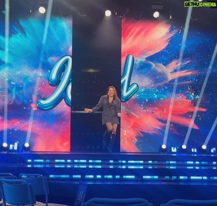 Jill Johnson - 9.3K Likes - ”Det är resan och inte målet”, ett klassiskt, men så sant ordspråk. 

Att få ta del av en ung människas start i karriären kändes i hjärtat och själen igår på Idol.
Jonas, tack för förtroendet och för ditt mod, det där gjorde du så bra och jag är så glad idag över gårdagen.
Hoppas att våra vägar möts igen och jag önskar dig all lycka till framåt🤩❤️.

Och vad gäller er alla idoler, ni har tiden framför er och ni är alla så begåvade (🤩) och framför allt så fina personer. Så kul att få hänga med er igår, vilken kväll ni bjöd oss på, -toppklass! 

Idolteamet ni har omkring er är de bästa och i dem bor så mycket värme och yrkesstolthet♥️, och i den famnen finns ett unikt utrymme att utvecklas och testa nya saker. Passa på att prova på så mycket ni kan och fortsätt att utmana er själva. 

Ni berörde mig så mycket igår, med er talang och längtan om att få hålla på med musik och fick mig att minnas och känna min egen längtan när jag började. Alla kompromisser, all ängslan om att inte räcka till och kampen om att få sjunga Country som jag älskar mest av allt. Men allra mest alla oförglömliga musikaliska möten och människor jag har fått glädjen att jobba med.
Alltså, jag är så peppad för er! Ni har så mycket kul framför er🙏!

Vilken fin produktion, tack för att jag fick vara en del av den, om än för ett ögonblick.

Ta hand om er allihop🥰