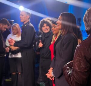 Jill Johnson Instagram - ”Det är resan och inte målet”, ett klassiskt, men så sant ordspråk. 

Att få ta del av en ung människas start i karriären kändes i hjärtat och själen igår på Idol.
Jonas, tack för förtroendet och för ditt mod, det där gjorde du så bra och jag är så glad idag över gårdagen.
Hoppas att våra vägar möts igen och jag önskar dig all lycka till framåt🤩❤️.

Och vad gäller er alla idoler, ni har tiden framför er och ni är alla så begåvade (🤩) och framför allt så fina personer. Så kul att få hänga med er igår, vilken kväll ni bjöd oss på, -toppklass! 

Idolteamet ni har omkring er är de bästa och i dem bor så mycket värme och yrkesstolthet♥️, och i den famnen finns ett unikt utrymme att utvecklas och testa nya saker. Passa på att prova på så mycket ni kan och fortsätt att utmana er själva. 

Ni berörde mig så mycket igår, med er talang och längtan om att få hålla på med musik och fick mig att minnas och känna min egen längtan när jag började. Alla kompromisser, all ängslan om att inte räcka till och kampen om att få sjunga Country som jag älskar mest av allt. Men allra mest alla oförglömliga musikaliska möten och människor jag har fått glädjen att jobba med.
Alltså, jag är så peppad för er! Ni har så mycket kul framför er🙏!

Vilken fin produktion, tack för att jag fick vara en del av den, om än för ett ögonblick.

Ta hand om er allihop🥰