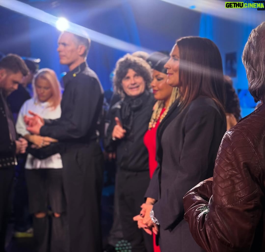 Jill Johnson - 9.3K Likes - ”Det är resan och inte målet”, ett klassiskt, men så sant ordspråk. 

Att få ta del av en ung människas start i karriären kändes i hjärtat och själen igår på Idol.
Jonas, tack för förtroendet och för ditt mod, det där gjorde du så bra och jag är så glad idag över gårdagen.
Hoppas att våra vägar möts igen och jag önskar dig all lycka till framåt🤩❤️.

Och vad gäller er alla idoler, ni har tiden framför er och ni är alla så begåvade (🤩) och framför allt så fina personer. Så kul att få hänga med er igår, vilken kväll ni bjöd oss på, -toppklass! 

Idolteamet ni har omkring er är de bästa och i dem bor så mycket värme och yrkesstolthet♥️, och i den famnen finns ett unikt utrymme att utvecklas och testa nya saker. Passa på att prova på så mycket ni kan och fortsätt att utmana er själva. 

Ni berörde mig så mycket igår, med er talang och längtan om att få hålla på med musik och fick mig att minnas och känna min egen längtan när jag började. Alla kompromisser, all ängslan om att inte räcka till och kampen om att få sjunga Country som jag älskar mest av allt. Men allra mest alla oförglömliga musikaliska möten och människor jag har fått glädjen att jobba med.
Alltså, jag är så peppad för er! Ni har så mycket kul framför er🙏!

Vilken fin produktion, tack för att jag fick vara en del av den, om än för ett ögonblick.

Ta hand om er allihop🥰