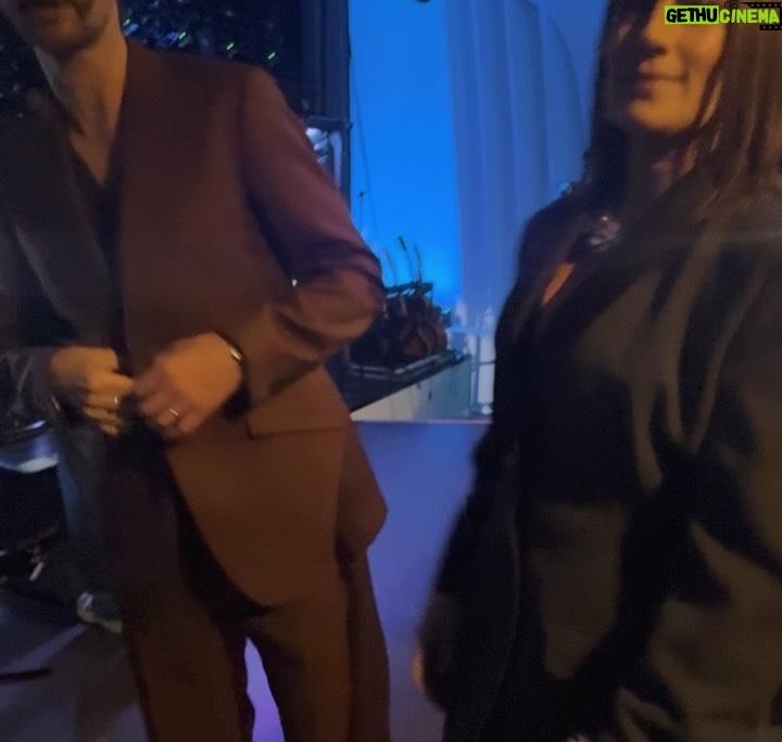 Jill Johnson - 9.3K Likes - ”Det är resan och inte målet”, ett klassiskt, men så sant ordspråk. 

Att få ta del av en ung människas start i karriären kändes i hjärtat och själen igår på Idol.
Jonas, tack för förtroendet och för ditt mod, det där gjorde du så bra och jag är så glad idag över gårdagen.
Hoppas att våra vägar möts igen och jag önskar dig all lycka till framåt🤩❤️.

Och vad gäller er alla idoler, ni har tiden framför er och ni är alla så begåvade (🤩) och framför allt så fina personer. Så kul att få hänga med er igår, vilken kväll ni bjöd oss på, -toppklass! 

Idolteamet ni har omkring er är de bästa och i dem bor så mycket värme och yrkesstolthet♥️, och i den famnen finns ett unikt utrymme att utvecklas och testa nya saker. Passa på att prova på så mycket ni kan och fortsätt att utmana er själva. 

Ni berörde mig så mycket igår, med er talang och längtan om att få hålla på med musik och fick mig att minnas och känna min egen längtan när jag började. Alla kompromisser, all ängslan om att inte räcka till och kampen om att få sjunga Country som jag älskar mest av allt. Men allra mest alla oförglömliga musikaliska möten och människor jag har fått glädjen att jobba med.
Alltså, jag är så peppad för er! Ni har så mycket kul framför er🙏!

Vilken fin produktion, tack för att jag fick vara en del av den, om än för ett ögonblick.

Ta hand om er allihop🥰