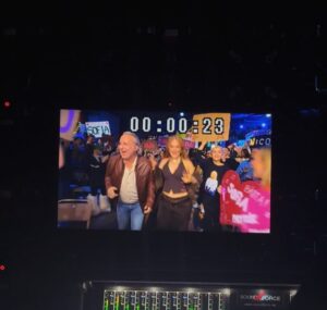 Jill Johnson Instagram - ”Det är resan och inte målet”, ett klassiskt, men så sant ordspråk. 

Att få ta del av en ung människas start i karriären kändes i hjärtat och själen igår på Idol.
Jonas, tack för förtroendet och för ditt mod, det där gjorde du så bra och jag är så glad idag över gårdagen.
Hoppas att våra vägar möts igen och jag önskar dig all lycka till framåt🤩❤️.

Och vad gäller er alla idoler, ni har tiden framför er och ni är alla så begåvade (🤩) och framför allt så fina personer. Så kul att få hänga med er igår, vilken kväll ni bjöd oss på, -toppklass! 

Idolteamet ni har omkring er är de bästa och i dem bor så mycket värme och yrkesstolthet♥️, och i den famnen finns ett unikt utrymme att utvecklas och testa nya saker. Passa på att prova på så mycket ni kan och fortsätt att utmana er själva. 

Ni berörde mig så mycket igår, med er talang och längtan om att få hålla på med musik och fick mig att minnas och känna min egen längtan när jag började. Alla kompromisser, all ängslan om att inte räcka till och kampen om att få sjunga Country som jag älskar mest av allt. Men allra mest alla oförglömliga musikaliska möten och människor jag har fått glädjen att jobba med.
Alltså, jag är så peppad för er! Ni har så mycket kul framför er🙏!

Vilken fin produktion, tack för att jag fick vara en del av den, om än för ett ögonblick.

Ta hand om er allihop🥰