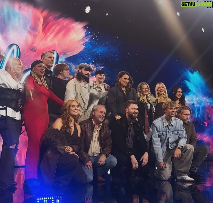 Jill Johnson - 9.3K Likes - ”Det är resan och inte målet”, ett klassiskt, men så sant ordspråk. 

Att få ta del av en ung människas start i karriären kändes i hjärtat och själen igår på Idol.
Jonas, tack för förtroendet och för ditt mod, det där gjorde du så bra och jag är så glad idag över gårdagen.
Hoppas att våra vägar möts igen och jag önskar dig all lycka till framåt🤩❤️.

Och vad gäller er alla idoler, ni har tiden framför er och ni är alla så begåvade (🤩) och framför allt så fina personer. Så kul att få hänga med er igår, vilken kväll ni bjöd oss på, -toppklass! 

Idolteamet ni har omkring er är de bästa och i dem bor så mycket värme och yrkesstolthet♥️, och i den famnen finns ett unikt utrymme att utvecklas och testa nya saker. Passa på att prova på så mycket ni kan och fortsätt att utmana er själva. 

Ni berörde mig så mycket igår, med er talang och längtan om att få hålla på med musik och fick mig att minnas och känna min egen längtan när jag började. Alla kompromisser, all ängslan om att inte räcka till och kampen om att få sjunga Country som jag älskar mest av allt. Men allra mest alla oförglömliga musikaliska möten och människor jag har fått glädjen att jobba med.
Alltså, jag är så peppad för er! Ni har så mycket kul framför er🙏!

Vilken fin produktion, tack för att jag fick vara en del av den, om än för ett ögonblick.

Ta hand om er allihop🥰