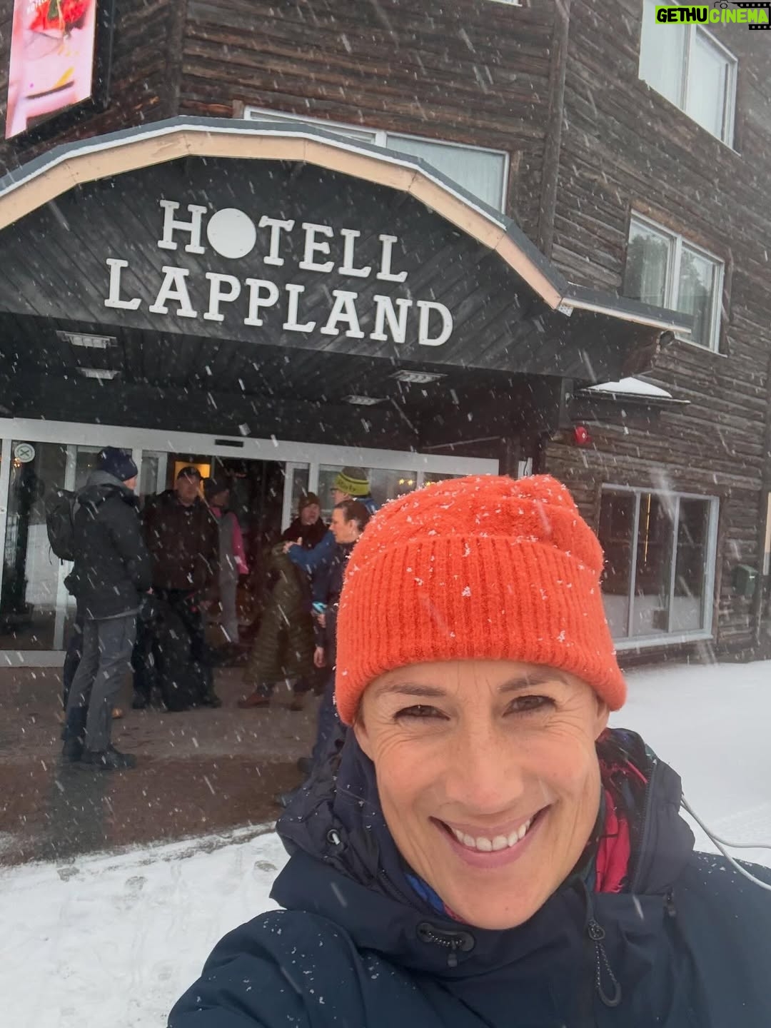 Jill Johnson - 6.5K Likes - Har landat i måndagen och i Skåne efter en mycket rolig helg i Lycksele, på Hotell Lappland, där jag varit så många gånger förr och spelat!
Nu i nyrenoverad skrud, ett generöst spa och mysiga rum. 

Det är en annan tid, ett annat sammanhang och med nya vänner. Mattias vänner genom livet, ett gäng vackra, varma och genuina människor som äntligen kommit i kapp 50 strecket🍾🥂! 

Varmt tack, 🤩för en rolig helg, med många skratt, god mat och dryck,  upptåg, fina tal och vacker natur, för att inte prata om första snön!. Den kom som en extra present och som en vacker inramning på helgen. Let it snow, let it snow, let it snow!❄️❄️❄️❄️❄️☃️

#förstasnön
#50år
#äntligenduett
#nära 
#together