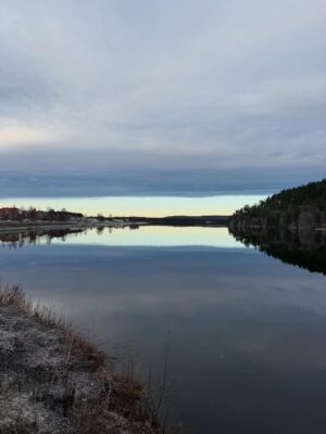 Jill Johnson Instagram - Har landat i måndagen och i Skåne efter en mycket rolig helg i Lycksele, på Hotell Lappland, där jag varit så många gånger förr och spelat!
Nu i nyrenoverad skrud, ett generöst spa och mysiga rum. 

Det är en annan tid, ett annat sammanhang och med nya vänner. Mattias vänner genom livet, ett gäng vackra, varma och genuina människor som äntligen kommit i kapp 50 strecket🍾🥂! 

Varmt tack, 🤩för en rolig helg, med många skratt, god mat och dryck,  upptåg, fina tal och vacker natur, för att inte prata om första snön!. Den kom som en extra present och som en vacker inramning på helgen. Let it snow, let it snow, let it snow!❄️❄️❄️❄️❄️☃️

#förstasnön
#50år
#äntligenduett
#nära 
#together