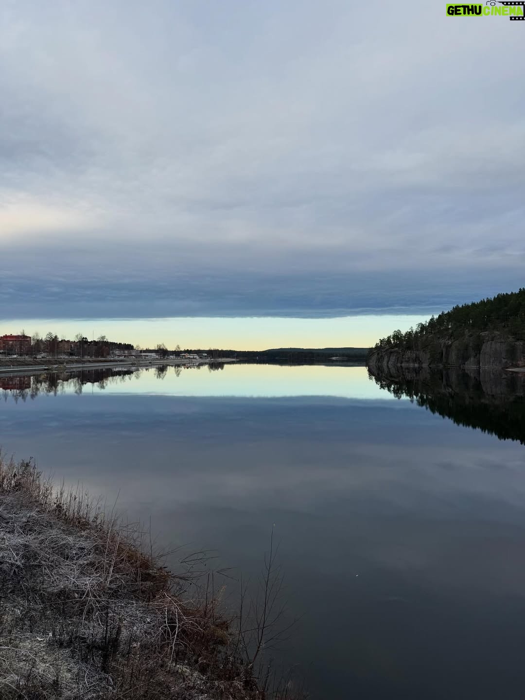 Jill Johnson - 6.5K Likes - Har landat i måndagen och i Skåne efter en mycket rolig helg i Lycksele, på Hotell Lappland, där jag varit så många gånger förr och spelat!
Nu i nyrenoverad skrud, ett generöst spa och mysiga rum. 

Det är en annan tid, ett annat sammanhang och med nya vänner. Mattias vänner genom livet, ett gäng vackra, varma och genuina människor som äntligen kommit i kapp 50 strecket🍾🥂! 

Varmt tack, 🤩för en rolig helg, med många skratt, god mat och dryck,  upptåg, fina tal och vacker natur, för att inte prata om första snön!. Den kom som en extra present och som en vacker inramning på helgen. Let it snow, let it snow, let it snow!❄️❄️❄️❄️❄️☃️

#förstasnön
#50år
#äntligenduett
#nära 
#together