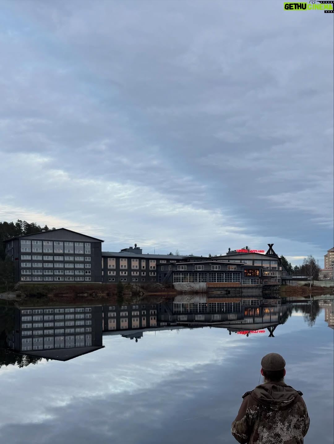 Jill Johnson - 6.5K Likes - Har landat i måndagen och i Skåne efter en mycket rolig helg i Lycksele, på Hotell Lappland, där jag varit så många gånger förr och spelat!
Nu i nyrenoverad skrud, ett generöst spa och mysiga rum. 

Det är en annan tid, ett annat sammanhang och med nya vänner. Mattias vänner genom livet, ett gäng vackra, varma och genuina människor som äntligen kommit i kapp 50 strecket🍾🥂! 

Varmt tack, 🤩för en rolig helg, med många skratt, god mat och dryck,  upptåg, fina tal och vacker natur, för att inte prata om första snön!. Den kom som en extra present och som en vacker inramning på helgen. Let it snow, let it snow, let it snow!❄️❄️❄️❄️❄️☃️

#förstasnön
#50år
#äntligenduett
#nära 
#together