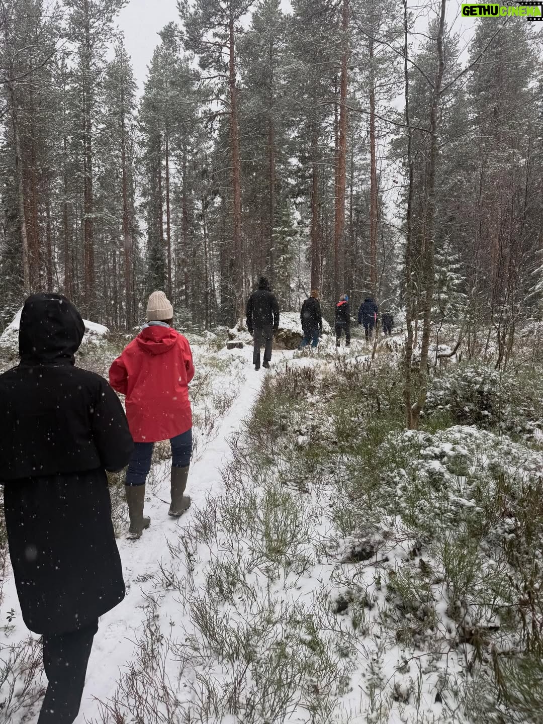 Jill Johnson - 6.5K Likes - Har landat i måndagen och i Skåne efter en mycket rolig helg i Lycksele, på Hotell Lappland, där jag varit så många gånger förr och spelat!
Nu i nyrenoverad skrud, ett generöst spa och mysiga rum. 

Det är en annan tid, ett annat sammanhang och med nya vänner. Mattias vänner genom livet, ett gäng vackra, varma och genuina människor som äntligen kommit i kapp 50 strecket🍾🥂! 

Varmt tack, 🤩för en rolig helg, med många skratt, god mat och dryck,  upptåg, fina tal och vacker natur, för att inte prata om första snön!. Den kom som en extra present och som en vacker inramning på helgen. Let it snow, let it snow, let it snow!❄️❄️❄️❄️❄️☃️

#förstasnön
#50år
#äntligenduett
#nära 
#together