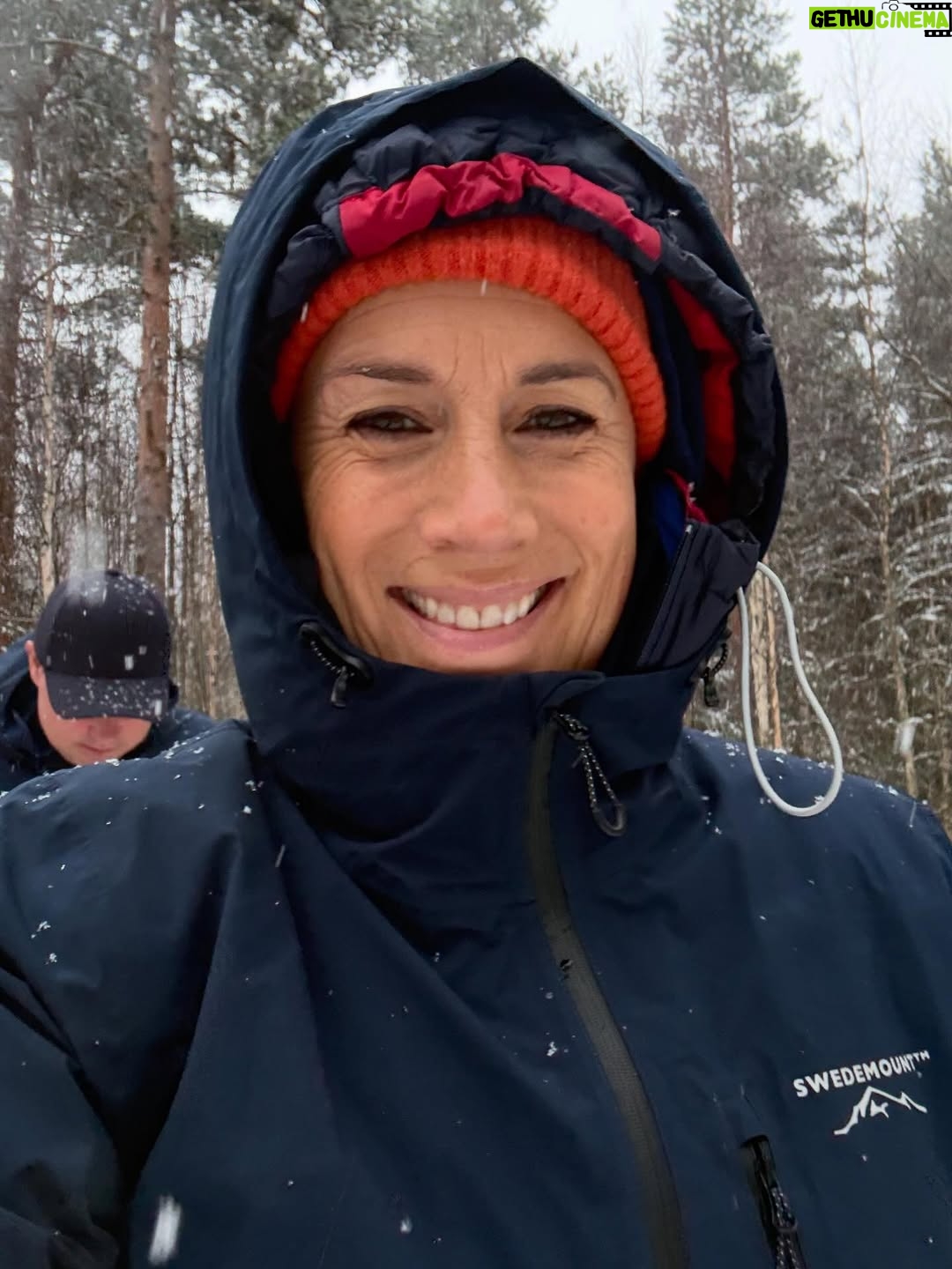 Jill Johnson - 6.5K Likes - Har landat i måndagen och i Skåne efter en mycket rolig helg i Lycksele, på Hotell Lappland, där jag varit så många gånger förr och spelat!
Nu i nyrenoverad skrud, ett generöst spa och mysiga rum. 

Det är en annan tid, ett annat sammanhang och med nya vänner. Mattias vänner genom livet, ett gäng vackra, varma och genuina människor som äntligen kommit i kapp 50 strecket🍾🥂! 

Varmt tack, 🤩för en rolig helg, med många skratt, god mat och dryck,  upptåg, fina tal och vacker natur, för att inte prata om första snön!. Den kom som en extra present och som en vacker inramning på helgen. Let it snow, let it snow, let it snow!❄️❄️❄️❄️❄️☃️

#förstasnön
#50år
#äntligenduett
#nära 
#together