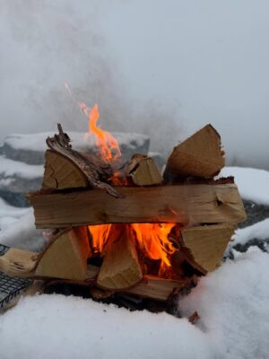 Jill Johnson Instagram - Har landat i måndagen och i Skåne efter en mycket rolig helg i Lycksele, på Hotell Lappland, där jag varit så många gånger förr och spelat!
Nu i nyrenoverad skrud, ett generöst spa och mysiga rum. 

Det är en annan tid, ett annat sammanhang och med nya vänner. Mattias vänner genom livet, ett gäng vackra, varma och genuina människor som äntligen kommit i kapp 50 strecket🍾🥂! 

Varmt tack, 🤩för en rolig helg, med många skratt, god mat och dryck,  upptåg, fina tal och vacker natur, för att inte prata om första snön!. Den kom som en extra present och som en vacker inramning på helgen. Let it snow, let it snow, let it snow!❄️❄️❄️❄️❄️☃️

#förstasnön
#50år
#äntligenduett
#nära 
#together