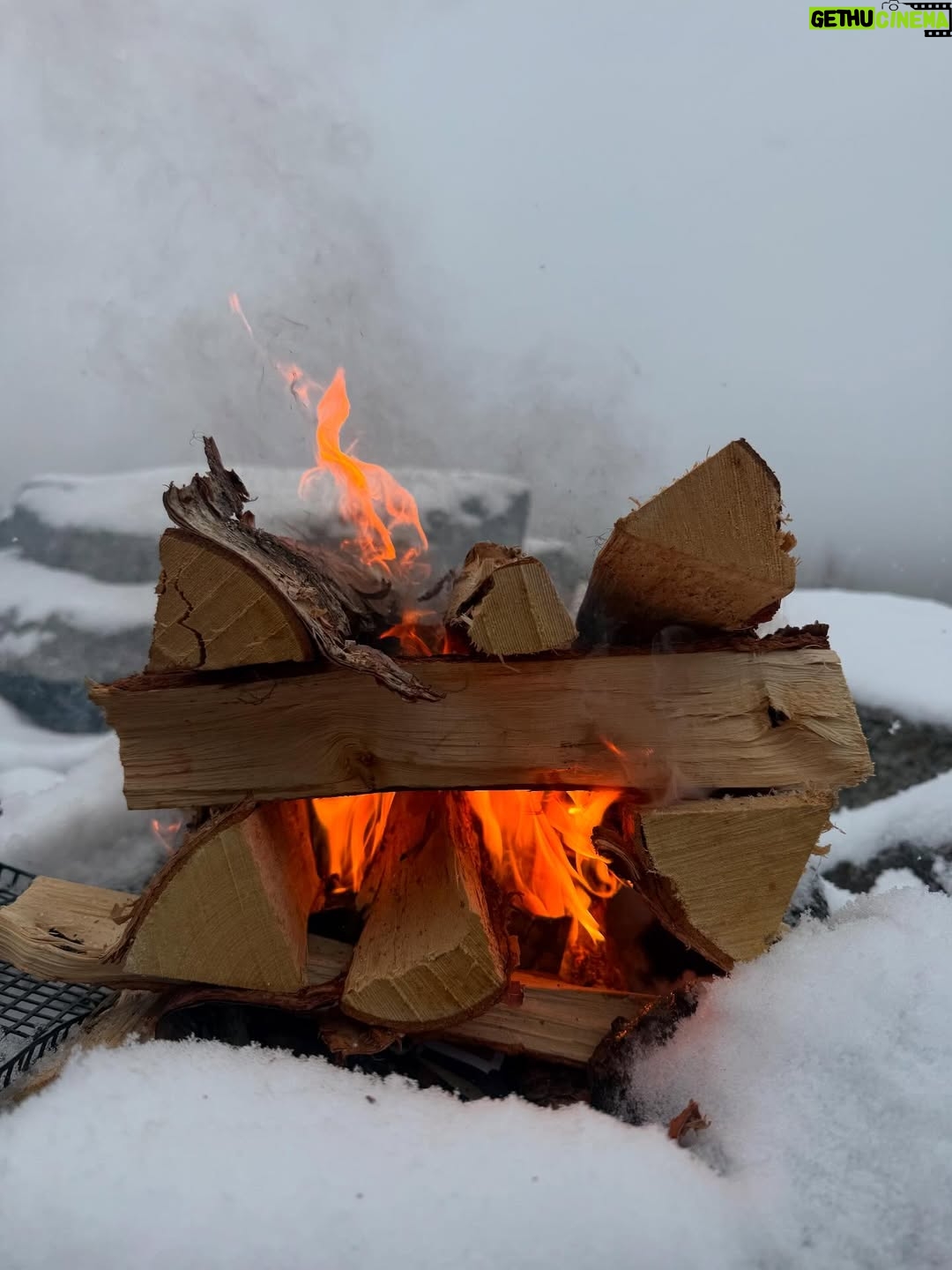 Jill Johnson - 6.5K Likes - Har landat i måndagen och i Skåne efter en mycket rolig helg i Lycksele, på Hotell Lappland, där jag varit så många gånger förr och spelat!
Nu i nyrenoverad skrud, ett generöst spa och mysiga rum. 

Det är en annan tid, ett annat sammanhang och med nya vänner. Mattias vänner genom livet, ett gäng vackra, varma och genuina människor som äntligen kommit i kapp 50 strecket🍾🥂! 

Varmt tack, 🤩för en rolig helg, med många skratt, god mat och dryck,  upptåg, fina tal och vacker natur, för att inte prata om första snön!. Den kom som en extra present och som en vacker inramning på helgen. Let it snow, let it snow, let it snow!❄️❄️❄️❄️❄️☃️

#förstasnön
#50år
#äntligenduett
#nära 
#together