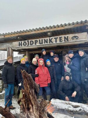 Jill Johnson Instagram - Har landat i måndagen och i Skåne efter en mycket rolig helg i Lycksele, på Hotell Lappland, där jag varit så många gånger förr och spelat!
Nu i nyrenoverad skrud, ett generöst spa och mysiga rum. 

Det är en annan tid, ett annat sammanhang och med nya vänner. Mattias vänner genom livet, ett gäng vackra, varma och genuina människor som äntligen kommit i kapp 50 strecket🍾🥂! 

Varmt tack, 🤩för en rolig helg, med många skratt, god mat och dryck,  upptåg, fina tal och vacker natur, för att inte prata om första snön!. Den kom som en extra present och som en vacker inramning på helgen. Let it snow, let it snow, let it snow!❄️❄️❄️❄️❄️☃️

#förstasnön
#50år
#äntligenduett
#nära 
#together