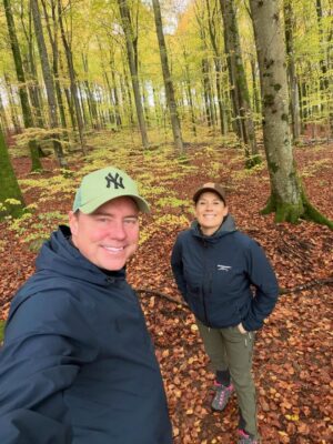 Jill Johnson Instagram - Hösten är alldeles in på knuten och efter flera dagars regn skiner solen i Skåne idag. Vill bara dela med mig av vackra Osbecks bokskog, för er som kan ta er dit så är det ett naturreservat i sin fulla höstprakt just nu. Det är så roligt att min egen jämtlänning visar mig min hembygd😂.. det visade iofs sig att jag har varit där en gång tidigare, men jag hade kanske inte hittat tillbaka dit utan honom, han som tar ut mig i motionsspåret😇♥️. 

#älskarhösten🍁