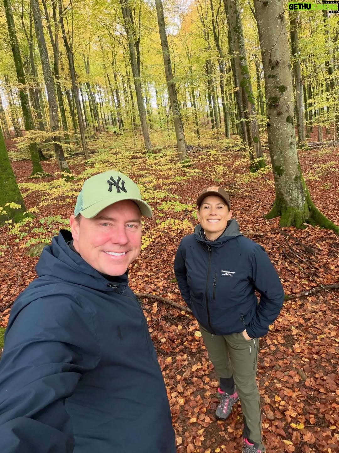 Jill Johnson - 5.7K Likes - Hösten är alldeles in på knuten och efter flera dagars regn skiner solen i Skåne idag. Vill bara dela med mig av vackra Osbecks bokskog, för er som kan ta er dit så är det ett naturreservat i sin fulla höstprakt just nu. Det är så roligt att min egen jämtlänning visar mig min hembygd😂.. det visade iofs sig att jag har varit där en gång tidigare, men jag hade kanske inte hittat tillbaka dit utan honom, han som tar ut mig i motionsspåret😇♥️. 

#älskarhösten🍁