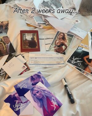 Jillian Warry Barberie Instagram - After a long 2 weeks away with my family in Canada, coming home to bills, some pics to sign, Howard and Beth’s Christmas card, my beautiful friend @4lisaguerrero and her husband David’s wedding pic….. and more bills. Oh and a check for 9$ from when I guest starred on “Eve” Happy Beginnings!!!