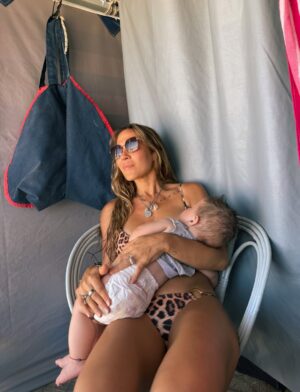 Jimena Barón Instagram - Mientras preparamos la foto familiar.
Que fiaca el resumen del año, no es para nada eso.
Solo decir que amo a mi familia con todo mi corazón. 
Que me emocionan el alma todos los días y que no hay mañana ni atardecer que no agradezca tenerlos.
La vida nos ha dado unos lujos tremendos, por suerte el que más nos gusta es estar juntos, donde sea, como sea.
Gracias Dios por este equipo que tanto te pedí.
Y por todo. Siempre gracias.

❤️