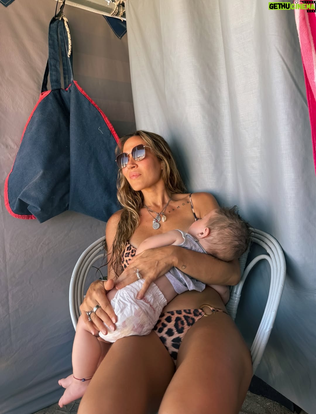 Jimena Barón - 353K Likes - Mientras preparamos la foto familiar.
Que fiaca el resumen del año, no es para nada eso.
Solo decir que amo a mi familia con todo mi corazón. 
Que me emocionan el alma todos los días y que no hay mañana ni atardecer que no agradezca tenerlos.
La vida nos ha dado unos lujos tremendos, por suerte el que más nos gusta es estar juntos, donde sea, como sea.
Gracias Dios por este equipo que tanto te pedí.
Y por todo. Siempre gracias.

❤️