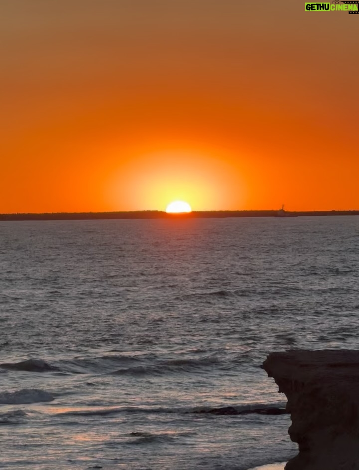 Jimena Barón - 353K Likes - Mientras preparamos la foto familiar.
Que fiaca el resumen del año, no es para nada eso.
Solo decir que amo a mi familia con todo mi corazón. 
Que me emocionan el alma todos los días y que no hay mañana ni atardecer que no agradezca tenerlos.
La vida nos ha dado unos lujos tremendos, por suerte el que más nos gusta es estar juntos, donde sea, como sea.
Gracias Dios por este equipo que tanto te pedí.
Y por todo. Siempre gracias.

❤️