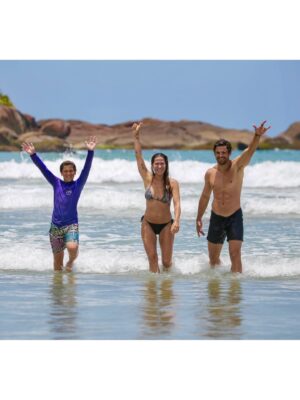 Jimena Barón Instagram - La familia. Los colores. Un arcoíris en casa. Una mariposa. Una señal. Frutas tropicales. Olas. Surf. Luna llena en Géminis. Flores exóticas. Arena. Mar. Olor a bebé.

Gracias. Gracias. Gracias. Qué felicidad!

💙🌊✨

@apsurftrips @nachomigues @paraisofotosurf