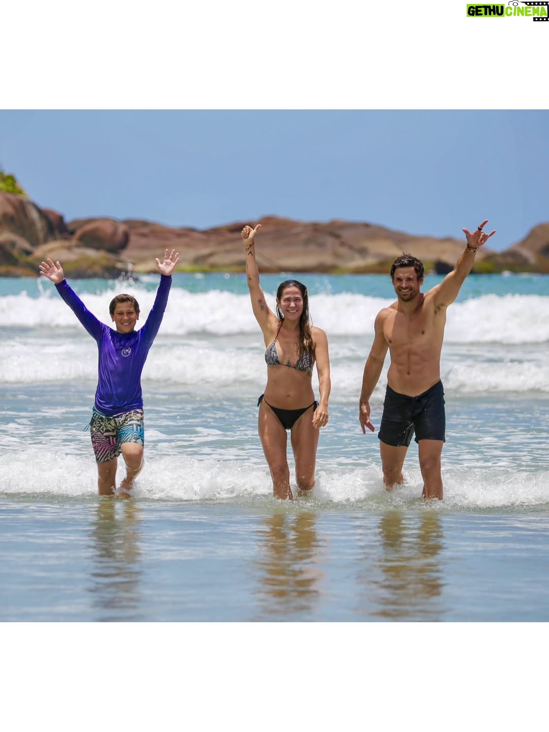 Jimena Barón - 298.6K Likes - La familia. Los colores. Un arcoíris en casa. Una mariposa. Una señal. Frutas tropicales. Olas. Surf. Luna llena en Géminis. Flores exóticas. Arena. Mar. Olor a bebé.

Gracias. Gracias. Gracias. Qué felicidad!

💙🌊✨

@apsurftrips @nachomigues @paraisofotosurf