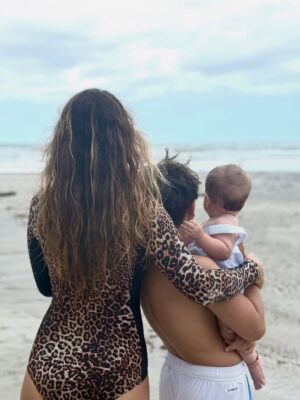 Jimena Barón Instagram - Gracias a los míos.

Momo: Yo te admiro un montón. A mí por momentos (ni hablar en los revolcones) me da miedo estar ahí flotando, enfrentando el inmenso mar y sus cambios constantes e impredecibles. Yo no quiero trasmitirte miedo, así que solo te miro, veo que sos feliz, que sos un crack y me sonríe algo adentro del pecho (el corazón?) y me quedo tranquila. Nunca más tranquila que en ese momento. *Esto debe estar muy bien* pienso.
Tu talento físico me sorprende tanto como tu espíritu del amor. Te quieren todos. *Esto debe estar muy muy bien*. El pecho de nuevo me sonríe.
Creo que estoy haciendo todo lo posible para surfear bien así no me pierdo de verte tan de cerca. Estar flotando juntos en el mar tan fuerte y enorme es de lo más lindo que me pasó en la vida. Gracias por meterme en esta disciplina. Sos tan fuerte y enorme como el mar hijo. Sos mi primer mar por siempre.

 A mi Tarzan, compañero de todas, que está más fuerte que el peor revolcón, sos el partner de mis sueños. Que hermoso y parecido estamos criando. No quisiera para nada vivir la vida sin vos Q. Que familión! Yo sabía que me merecía mucho esto, pero igual gracias cookie.

 Arturo de mi alma, mi mochilita viajera, que dormís donde sea, comes al paso, al trote y al galope, y te reis y reis y reis. Que bendición gordito precioso, que moñazo le viniste a poner a nuestra vida! Te amo tanto gordo feliz!

 Y Mari, la suerte de tenerte es algo que agradezco a diario. Siempre voy a tratar de hacerte feliz como tanto te mereces. Tu laburo y tu presencia son un lujo. No seríamos la familia que somos sin vos, que sos también nuestra familia. Madrina oficial, te quiero infinito.

 Y a Dios siempre, que sabe cuándo y por qué. Siempre.
Gracias.

❤️