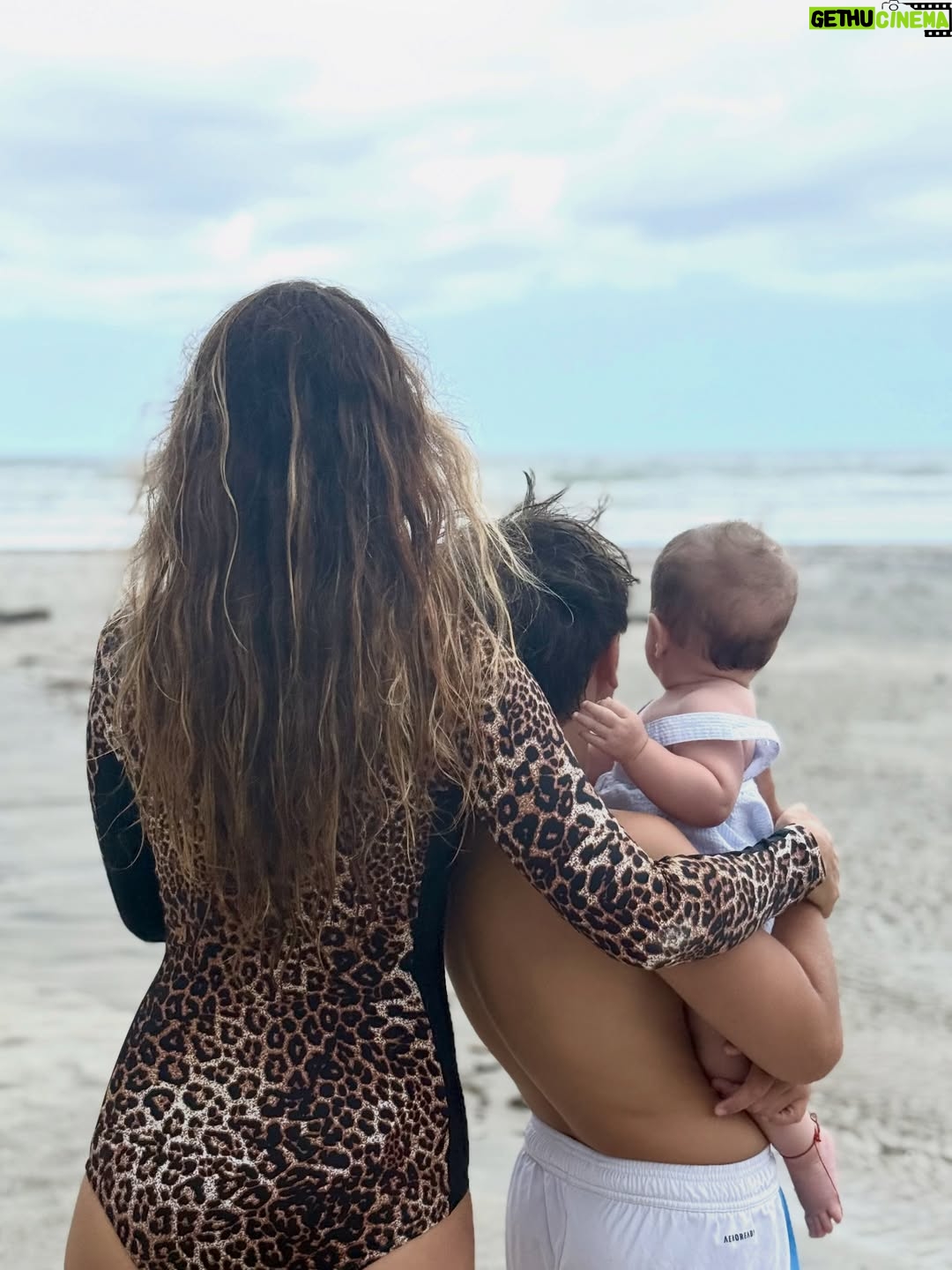 Jimena Barón - 534.3K Likes - Gracias a los míos.

Momo: Yo te admiro un montón. A mí por momentos (ni hablar en los revolcones) me da miedo estar ahí flotando, enfrentando el inmenso mar y sus cambios constantes e impredecibles. Yo no quiero trasmitirte miedo, así que solo te miro, veo que sos feliz, que sos un crack y me sonríe algo adentro del pecho (el corazón?) y me quedo tranquila. Nunca más tranquila que en ese momento. *Esto debe estar muy bien* pienso.
Tu talento físico me sorprende tanto como tu espíritu del amor. Te quieren todos. *Esto debe estar muy muy bien*. El pecho de nuevo me sonríe.
Creo que estoy haciendo todo lo posible para surfear bien así no me pierdo de verte tan de cerca. Estar flotando juntos en el mar tan fuerte y enorme es de lo más lindo que me pasó en la vida. Gracias por meterme en esta disciplina. Sos tan fuerte y enorme como el mar hijo. Sos mi primer mar por siempre.

 A mi Tarzan, compañero de todas, que está más fuerte que el peor revolcón, sos el partner de mis sueños. Que hermoso y parecido estamos criando. No quisiera para nada vivir la vida sin vos Q. Que familión! Yo sabía que me merecía mucho esto, pero igual gracias cookie.

 Arturo de mi alma, mi mochilita viajera, que dormís donde sea, comes al paso, al trote y al galope, y te reis y reis y reis. Que bendición gordito precioso, que moñazo le viniste a poner a nuestra vida! Te amo tanto gordo feliz!

 Y Mari, la suerte de tenerte es algo que agradezco a diario. Siempre voy a tratar de hacerte feliz como tanto te mereces. Tu laburo y tu presencia son un lujo. No seríamos la familia que somos sin vos, que sos también nuestra familia. Madrina oficial, te quiero infinito.

 Y a Dios siempre, que sabe cuándo y por qué. Siempre.
Gracias.

❤️