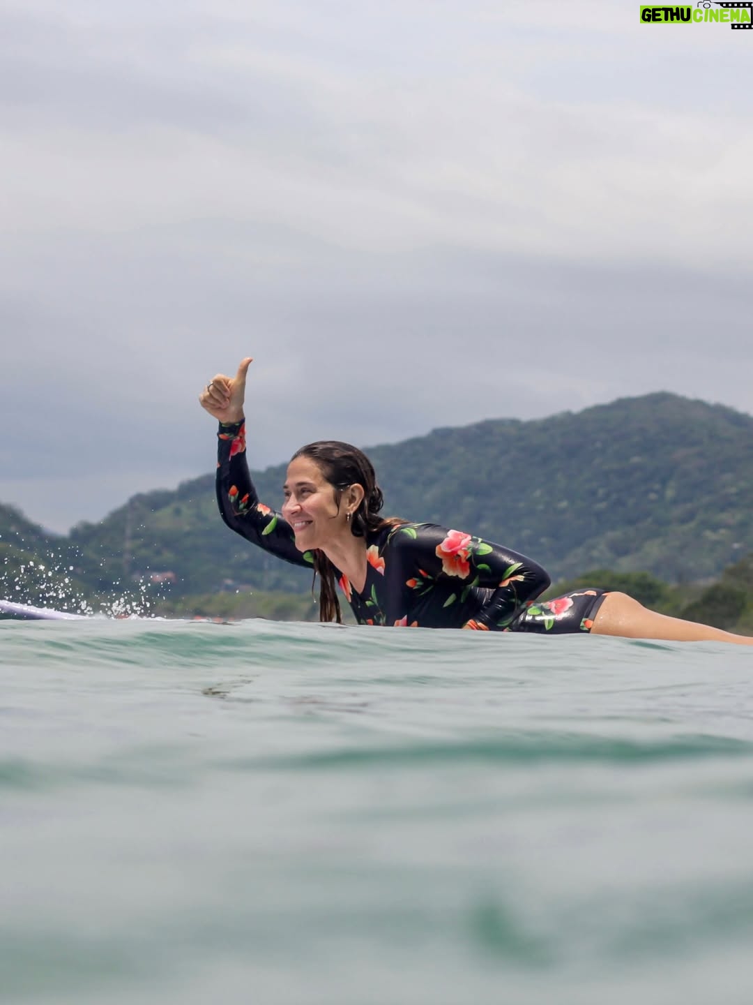 Jimena Barón - 534.3K Likes - Gracias a los míos.

Momo: Yo te admiro un montón. A mí por momentos (ni hablar en los revolcones) me da miedo estar ahí flotando, enfrentando el inmenso mar y sus cambios constantes e impredecibles. Yo no quiero trasmitirte miedo, así que solo te miro, veo que sos feliz, que sos un crack y me sonríe algo adentro del pecho (el corazón?) y me quedo tranquila. Nunca más tranquila que en ese momento. *Esto debe estar muy bien* pienso.
Tu talento físico me sorprende tanto como tu espíritu del amor. Te quieren todos. *Esto debe estar muy muy bien*. El pecho de nuevo me sonríe.
Creo que estoy haciendo todo lo posible para surfear bien así no me pierdo de verte tan de cerca. Estar flotando juntos en el mar tan fuerte y enorme es de lo más lindo que me pasó en la vida. Gracias por meterme en esta disciplina. Sos tan fuerte y enorme como el mar hijo. Sos mi primer mar por siempre.

 A mi Tarzan, compañero de todas, que está más fuerte que el peor revolcón, sos el partner de mis sueños. Que hermoso y parecido estamos criando. No quisiera para nada vivir la vida sin vos Q. Que familión! Yo sabía que me merecía mucho esto, pero igual gracias cookie.

 Arturo de mi alma, mi mochilita viajera, que dormís donde sea, comes al paso, al trote y al galope, y te reis y reis y reis. Que bendición gordito precioso, que moñazo le viniste a poner a nuestra vida! Te amo tanto gordo feliz!

 Y Mari, la suerte de tenerte es algo que agradezco a diario. Siempre voy a tratar de hacerte feliz como tanto te mereces. Tu laburo y tu presencia son un lujo. No seríamos la familia que somos sin vos, que sos también nuestra familia. Madrina oficial, te quiero infinito.

 Y a Dios siempre, que sabe cuándo y por qué. Siempre.
Gracias.

❤️