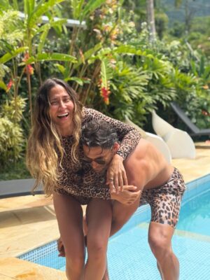 Jimena Barón Instagram - Gracias a los míos.

Momo: Yo te admiro un montón. A mí por momentos (ni hablar en los revolcones) me da miedo estar ahí flotando, enfrentando el inmenso mar y sus cambios constantes e impredecibles. Yo no quiero trasmitirte miedo, así que solo te miro, veo que sos feliz, que sos un crack y me sonríe algo adentro del pecho (el corazón?) y me quedo tranquila. Nunca más tranquila que en ese momento. *Esto debe estar muy bien* pienso.
Tu talento físico me sorprende tanto como tu espíritu del amor. Te quieren todos. *Esto debe estar muy muy bien*. El pecho de nuevo me sonríe.
Creo que estoy haciendo todo lo posible para surfear bien así no me pierdo de verte tan de cerca. Estar flotando juntos en el mar tan fuerte y enorme es de lo más lindo que me pasó en la vida. Gracias por meterme en esta disciplina. Sos tan fuerte y enorme como el mar hijo. Sos mi primer mar por siempre.

 A mi Tarzan, compañero de todas, que está más fuerte que el peor revolcón, sos el partner de mis sueños. Que hermoso y parecido estamos criando. No quisiera para nada vivir la vida sin vos Q. Que familión! Yo sabía que me merecía mucho esto, pero igual gracias cookie.

 Arturo de mi alma, mi mochilita viajera, que dormís donde sea, comes al paso, al trote y al galope, y te reis y reis y reis. Que bendición gordito precioso, que moñazo le viniste a poner a nuestra vida! Te amo tanto gordo feliz!

 Y Mari, la suerte de tenerte es algo que agradezco a diario. Siempre voy a tratar de hacerte feliz como tanto te mereces. Tu laburo y tu presencia son un lujo. No seríamos la familia que somos sin vos, que sos también nuestra familia. Madrina oficial, te quiero infinito.

 Y a Dios siempre, que sabe cuándo y por qué. Siempre.
Gracias.

❤️
