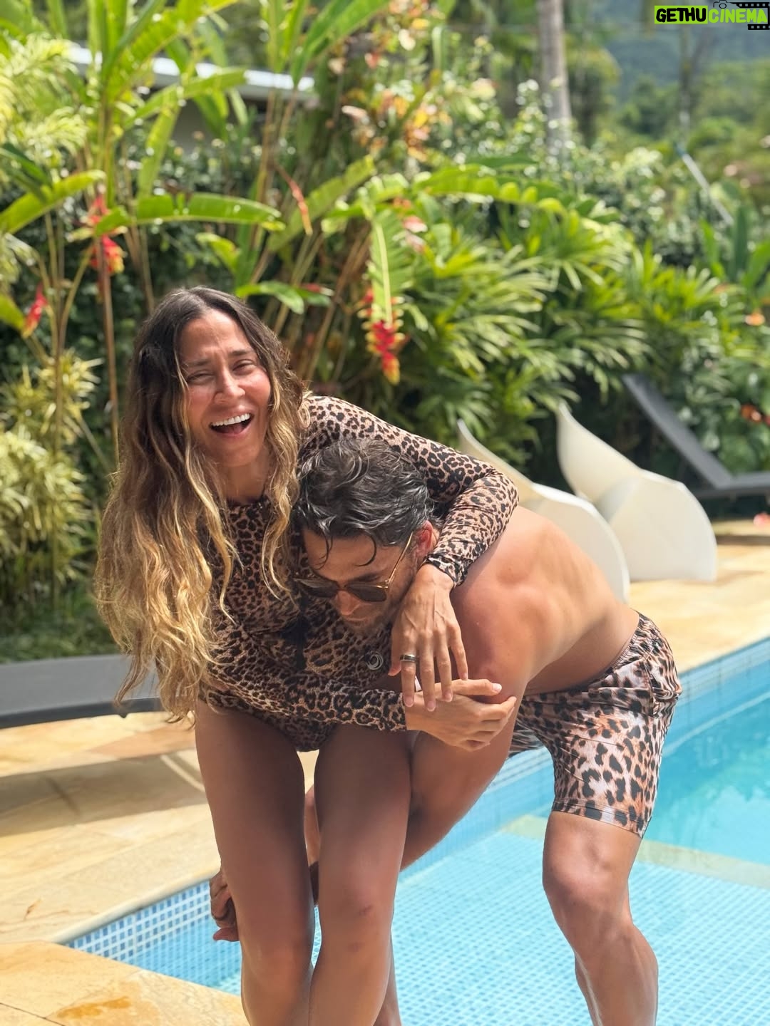 Jimena Barón - 534.3K Likes - Gracias a los míos.

Momo: Yo te admiro un montón. A mí por momentos (ni hablar en los revolcones) me da miedo estar ahí flotando, enfrentando el inmenso mar y sus cambios constantes e impredecibles. Yo no quiero trasmitirte miedo, así que solo te miro, veo que sos feliz, que sos un crack y me sonríe algo adentro del pecho (el corazón?) y me quedo tranquila. Nunca más tranquila que en ese momento. *Esto debe estar muy bien* pienso.
Tu talento físico me sorprende tanto como tu espíritu del amor. Te quieren todos. *Esto debe estar muy muy bien*. El pecho de nuevo me sonríe.
Creo que estoy haciendo todo lo posible para surfear bien así no me pierdo de verte tan de cerca. Estar flotando juntos en el mar tan fuerte y enorme es de lo más lindo que me pasó en la vida. Gracias por meterme en esta disciplina. Sos tan fuerte y enorme como el mar hijo. Sos mi primer mar por siempre.

 A mi Tarzan, compañero de todas, que está más fuerte que el peor revolcón, sos el partner de mis sueños. Que hermoso y parecido estamos criando. No quisiera para nada vivir la vida sin vos Q. Que familión! Yo sabía que me merecía mucho esto, pero igual gracias cookie.

 Arturo de mi alma, mi mochilita viajera, que dormís donde sea, comes al paso, al trote y al galope, y te reis y reis y reis. Que bendición gordito precioso, que moñazo le viniste a poner a nuestra vida! Te amo tanto gordo feliz!

 Y Mari, la suerte de tenerte es algo que agradezco a diario. Siempre voy a tratar de hacerte feliz como tanto te mereces. Tu laburo y tu presencia son un lujo. No seríamos la familia que somos sin vos, que sos también nuestra familia. Madrina oficial, te quiero infinito.

 Y a Dios siempre, que sabe cuándo y por qué. Siempre.
Gracias.

❤️
